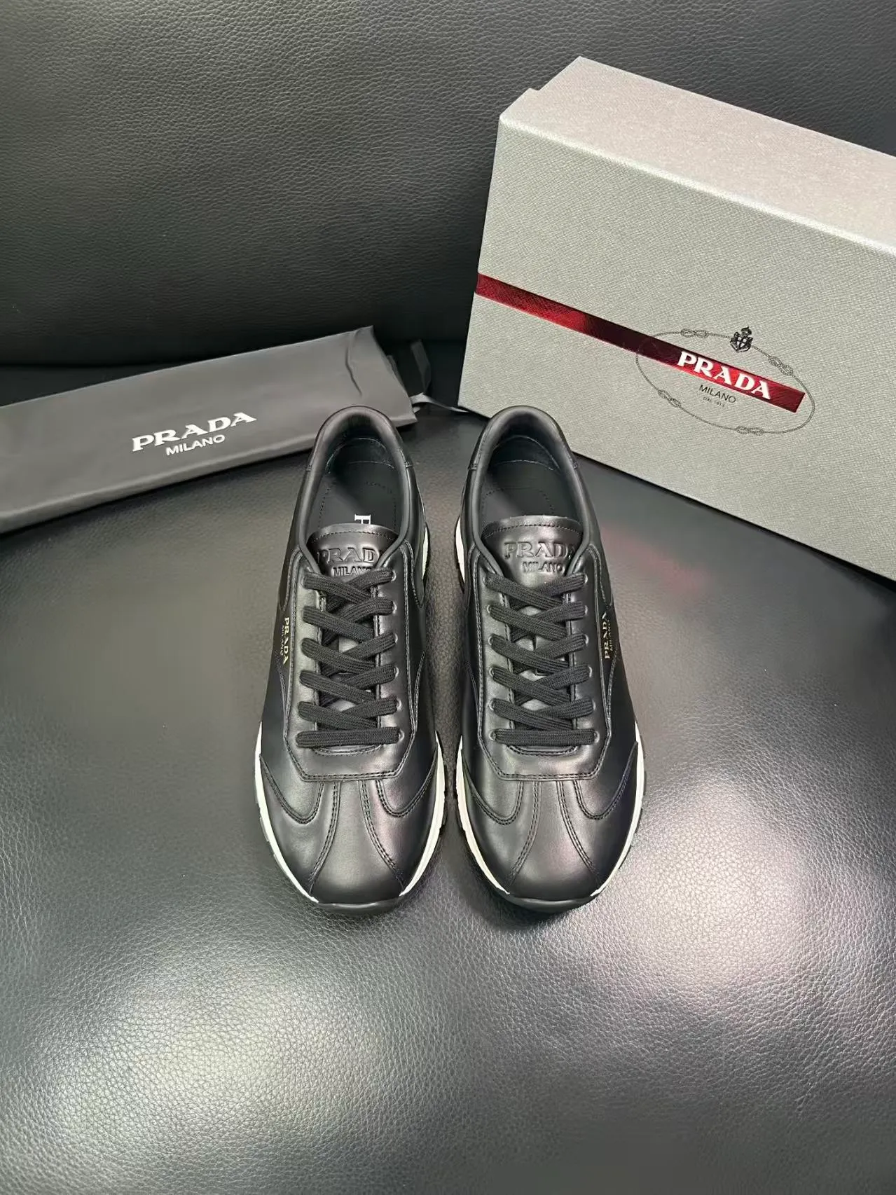 P440 Yuan 38-45 Prada Prada’s new men’s leather sneakers, the highest version on the market, any comparison is welcome🆚! The original leather has excellent texture and is super high-end! Fetal sheep net lining imported from Italy, removable pad! Luxurious materials and fine workmanship, highly recommended!